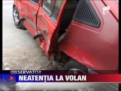 A vrut sa evite un capac de canal si s-a izbit de un autoturism