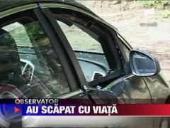 Transfagarasan: Bolovan pravalit peste masina unor turisti polonezi‎