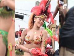 Rihanna a defilat aproape goala la estivalul traditional din Barbados