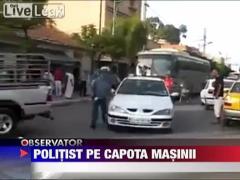 Politist pe capota masinii