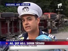 S-au trezit cu TIR-ul rasturnat peste ei