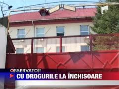 Doua femei, dealeri de droguri in inchisoare