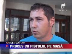 Proces cu pistolul pe masa