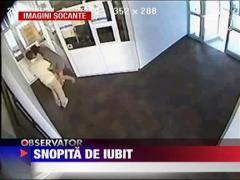 IMAGINI SOCANTE / Snopita in bataie de iubit