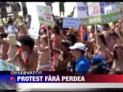 Protest cu femei dezbracate