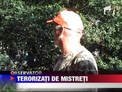 Sateni terorizati de mistreti