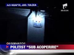 Politist acoperit de colegi