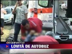 Batrana lovita in plin de un autobuz