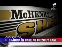 A dezgropat doi saci cu bancnote in gradina casei