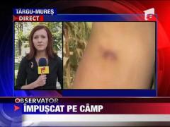 Tanar impuscat intr-un lan de porumb