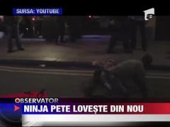 S-a filmat ingropat sub un teanc de bani