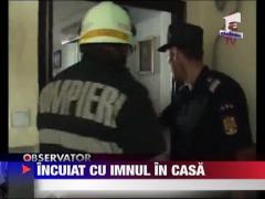 Suparat ca trebuia sa invete imnul Romaniei s-a incuiat in casa
