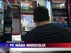 Tot mai multi romani isi incearca norocul in salile de jocuri sau la loto