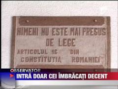 In Tribunalul Gorj intra doar cei imbracati decent!