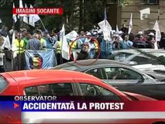Femeie lovita de masina la protest
