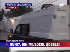 Nunta organizata in mijlocul unui drum judetean