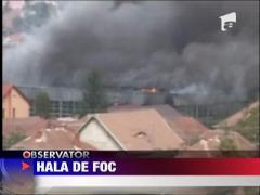 Un incendiu puternic a mistuit o hala industriala din Sibiu