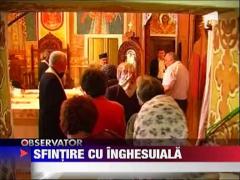 Sute de pelerini au fost la un pas sa se calce in picioare la sfintirea unei biserici, in Arad