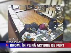 Trei femei de etnie rroma, filmate in timp ce furau zeci de bijuterii din aur