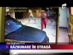 Cinci indivizi au fost suprinsi de o camera de supraveghere  in timp ce vadalizau o masina parcata