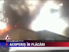 Incendiu violent la acoperisul unui bloc din judetul Bihor