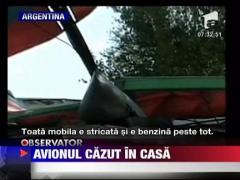 S-a trezit cu avionul in casa!
