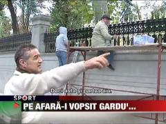 Becali isi vopseste gardul pentru iarna