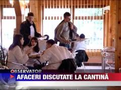 Oamenii de afaceri mananca la cantinele studentesti