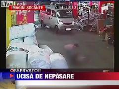 IMAGINI SOCANTE! Fetita de 2 ani calcata de doua masini din nepasare