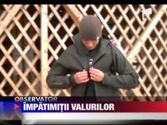 Valurile imense de la malul marii i-au atras pe iubitorii de windsurfing