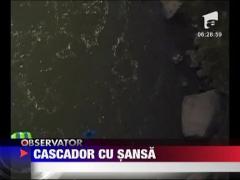 Un cascador din Statele Unite a scapat cu viata, dupa ce a cazut de la peste 300 de metri