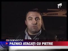 Paznici atacati cu pietre