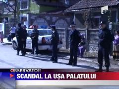 Scandal ca la usa cortului in fata unui palat din Strehaia