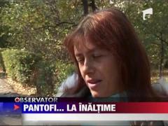 Pantofi expusi pe firele de curent