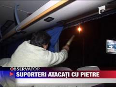 Suporteri atacati cu pietre
