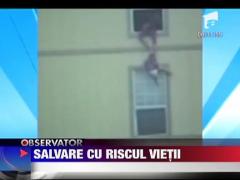 Si-a aruncat bebelusul de la etajul al doilea pentru a-i salva viata