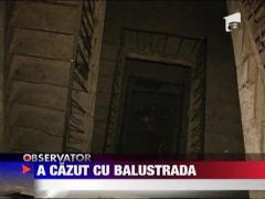 A cazut de la etajul 4 cu tot cu balustrada