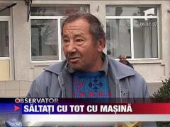 Trei tineri au fost luati pe sus de politisti cu tot cu masina