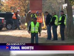 Tanar ucis de un zid de caramida