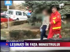 Copii lesinati in fata Prefecturii Hunedoara