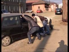 A ajuns cu masina in canal