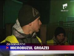 Microbuz plin cu oameni acrosat de o autoutilitara