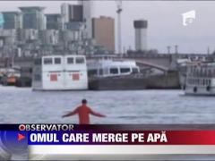 Omul care merge pe apa