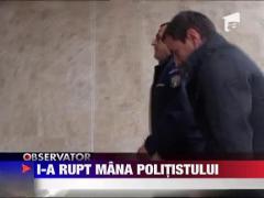 I-a rupt mana politistului