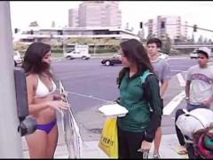 S-a dezbracat pentru cainele ei