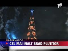 Cel mai inalt brad plutitor de Craciun din lume