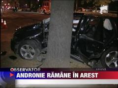 Fiul ucigas unui bancher ramane in arest