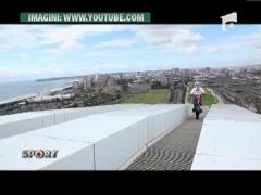 A urcat cu motocicleta pe acoperisul unui stadion de fotbal!