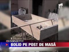 Bolid lovit pe post de masa in sufragerie