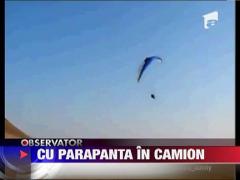 S-a izbit cu parapanta de un camion